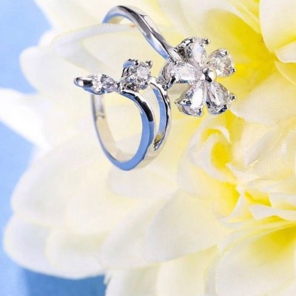 The Earth Laughs in Flowers Ring - Picture 6 of 6